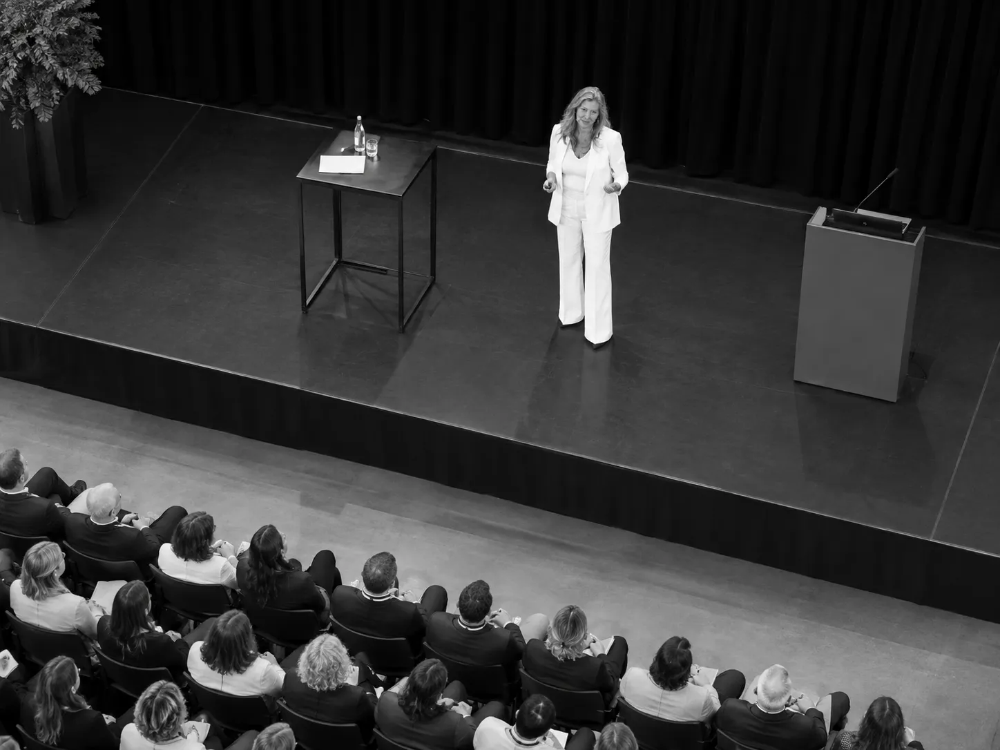 Keynote Speaker Manuela Broz auf der Bühne vor Publikum, Kulturbooster